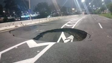 Cratera reabre na Marginal Tietê um mês após primeiro incidente e interdita trecho da via em São Paulo