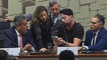 Durante depoimento, Rico Melquiades faz demonstração de como apostar na CPI das Bets no Jogo do Tigrinho