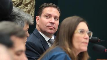 Moraes determina suspensão parcial da ação do golpe contra Ramagem