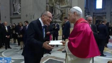 Alckmin entrega ao Papa convite para visitar o Brasil durante a COP30