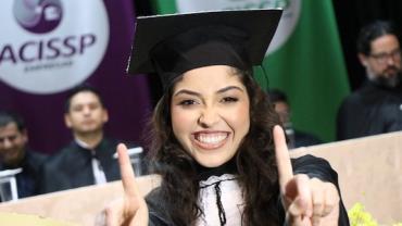 "Só tinha meu chapéu voando", diz aluna que se formou sozinha na faculdade