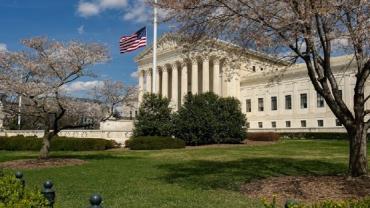Trump recebe autorização da Suprema Corte para retirar visto de 500 mil imigrantes
