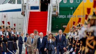 Lula chega a Paris para visita de Estado e encontro com empresários