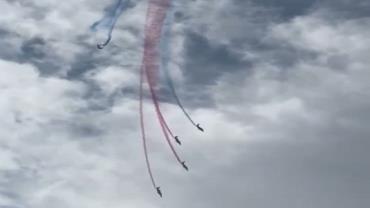 Jatos militares franceses colidem e causam acidente aéreo durante treinamento; veja vídeo