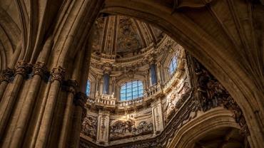 Obra de 300 anos é rasgada por turista ao tentar gravar meme em museu