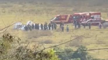 Avião de pequeno porte cai em São José do Rio Preto e Bombeiros confirmam duas mortes