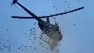 Surpreendente: Helicóptero lança dólares sobre cruzamento como último desejo de milionário; veja o vídeo