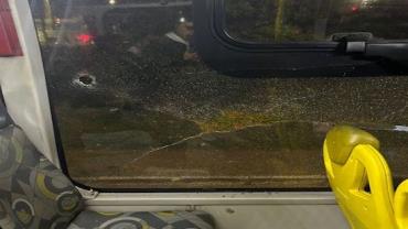 Homem é preso acusado de apedrejar ônibus em SP; vítima teria sido atingida no rosto por estilhaços