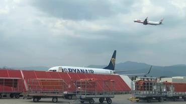 Homem é sugado por motor de avião em aeroporto e morre