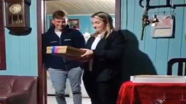 Chá revelação de traição! Vídeo de mulher expondo infidelidade do marido viraliza: "Já trouxe ela dentro dessa casa"