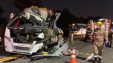 Acidente em Goiás envolvendo caminhão, micro-ônibus e ônibus deixa cinco mortos