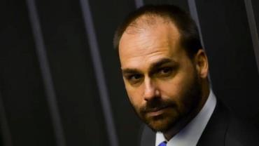 Filho de Jair Bolsonaro diz que Moraes "dobrou a aposta" e menciona Trump em pronunciamento sobre operação contra o pai