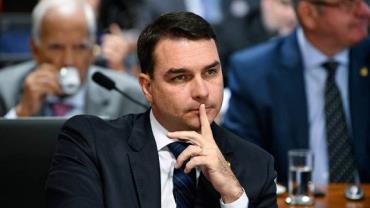 Em dia de operação contra Jair Bolsonaro, Flávio desembarca na Europa