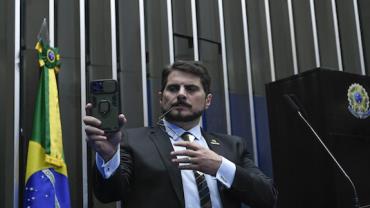 Marcos do Val contraria ordem do STF e viaja para os Estados Unidos
