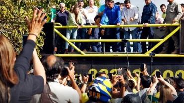 De tornozeleira, Bolsonaro participa de motociata em Brasília