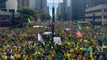 Multidões vão às ruas em apoio a Bolsonaro e contra Moraes