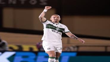 Ex-namorada de jogador do Coritiba relata agressão, e alega que ele próprio se feriu com um taco