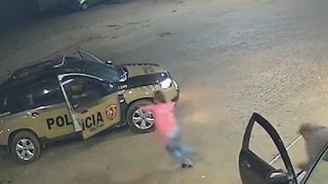 VIDEO: Mulher sequestrada e estuprada por ex consegue "saltar" do carro e pedir ajuda da polícia