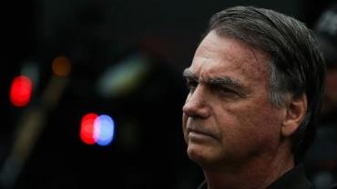Jair Bolsonaro "ficou quase dez segundos sem respirar", segundo Flávio