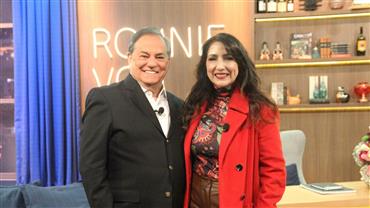 Ronnie Von recebe Flávia Garrafa no "Companhia Certa" desta segunda-feira (11)
