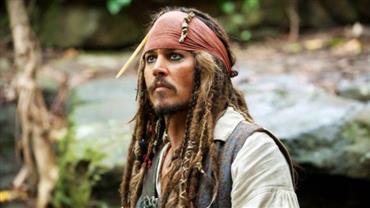 Johnny Depp surpreende visitantes da Disney em brinquedo que inspirou "Piratas do Caribe"