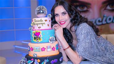 Clima de festa no "Sensacional": Daniela Albuquerque recebe surpresa em comemoração aos seus 43 anos