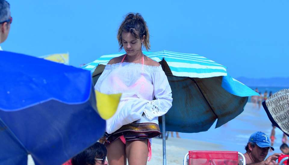 Aos anos Letícia Birkheuer exibe belas curvas em tarde na praia RedeTV TV Fama RedeTV