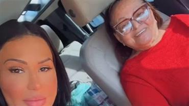 Gracyanne Barbosa posta foto com mãe de Belo e manda indireta: "Sogrinha"