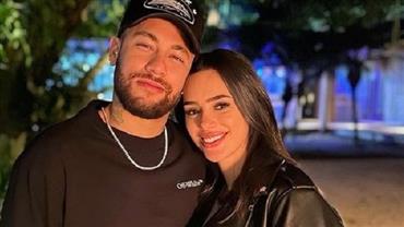 Neymar e Bruna Biancardi aparecem coladinhos em evento com amigos; veja