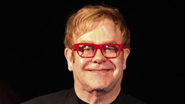 Elton John é acusado de urinar em garrafa dentro de loja de tênis, diz site