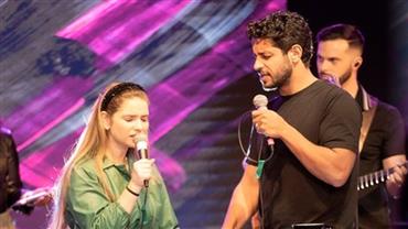 Cantora gospel que descobriu câncer durante gravidez agradece apoio