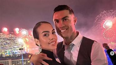 Esposa de Cristiano Ronaldo, Georgina Rodríguez posa de biquíni branco e regata molhada