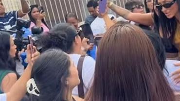 Fã de Deolane Bezerra perde celular em tumulto na saída do presídio e pede um novo para a influencer