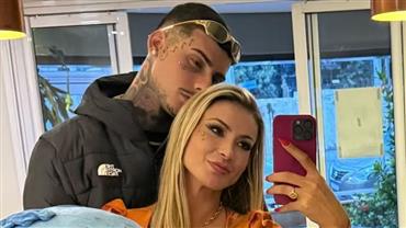 Ela ataca novamente! Andressa Urach comemora um dia de namoro com tatuagem: "Até que o CAPs nos separe"