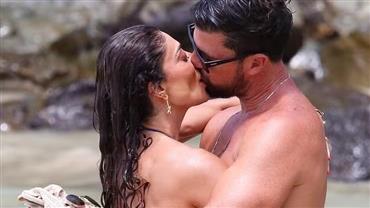 Juliana Paes é fotografada tomando banho de mar e trocando beijos