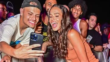 Bruna Marquezine posa com fãs em show da Anitta e web reage: "Só não quis aparecer com a Virgínia"