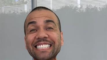 Primeiro clique fora da prisão! Esposa de Daniel Alves publica homenagem ao ex-jogador