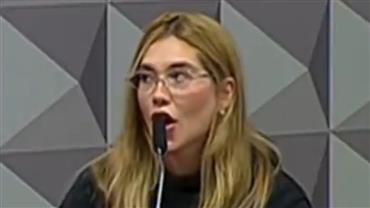 Virginia Fonseca confunde canudo com microfone durante depoimento; Veja vídeo