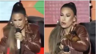 "A mamãe vai cuidar de você": Simone Mendes ganha galinha no palco e surpreende o público