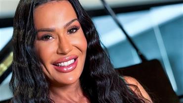 Eita!? Ex-BBB Gracyanne Barbosa se batiza em culto com Pablo Marçal