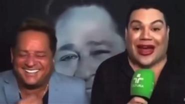 Cantor Leonardo não segura o riso ao ver repórter usando batom vermelho