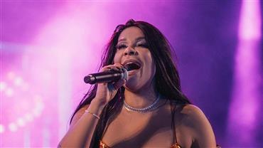 Cantora do Calcinha Preta se confunde com bandeira de Pernambuco e vira alvo de piadas; veja vídeo
