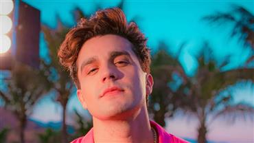 Luan Santana é criticado após colocar calcinha de fã na boca durante show; veja vídeo