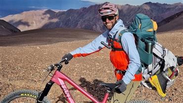 Morre aos 48 anos influencer de ciclismo após cair de montanha