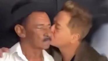 Leonardo beija influenciador e quase apanha durante entrevista