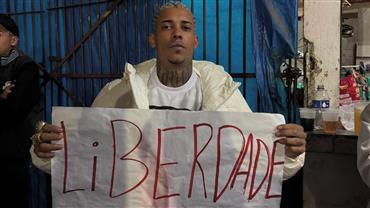MC Poze lidera protesto por liberdade de Oruam em frente ao presídio