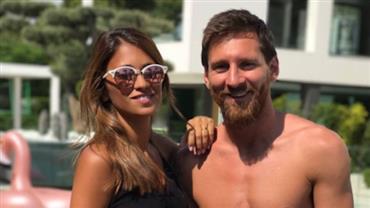 Messi é filmado pela câmera do beijo durante show do Coldplay; veja vídeo