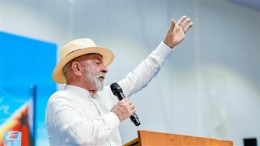 Web reage após Lula cuidar do jardim da casa presidencial de shorts e chinelo; veja vídeo