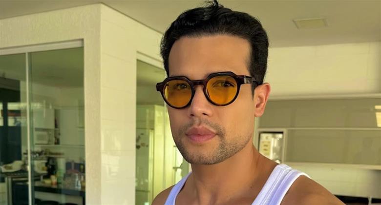 Cantor sertanejo abre o jogo e fala sobre possível crise no casamento com influenciadora: "Não é fácil essa vida"