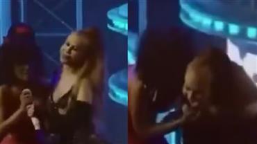 Climão! Joelma arranca microfone de fã após críticas em show